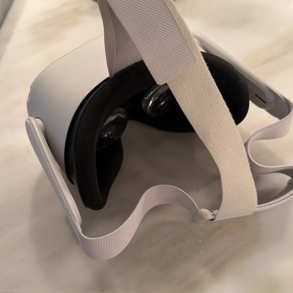 Oculus Quest 2 Headset and Controllers